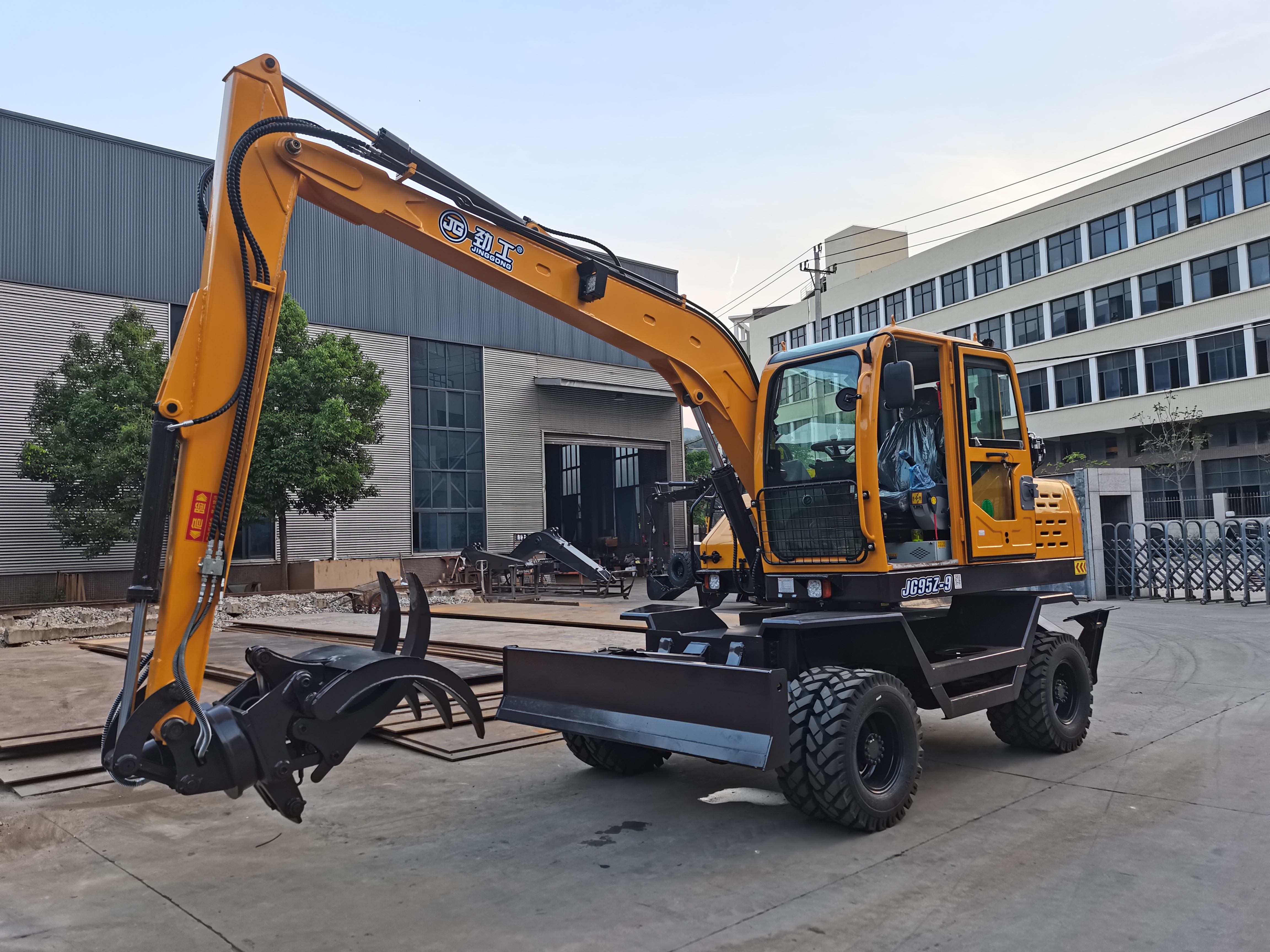 JG95Z-9 forestry excavator, equipped with a 360° rotatable bucket