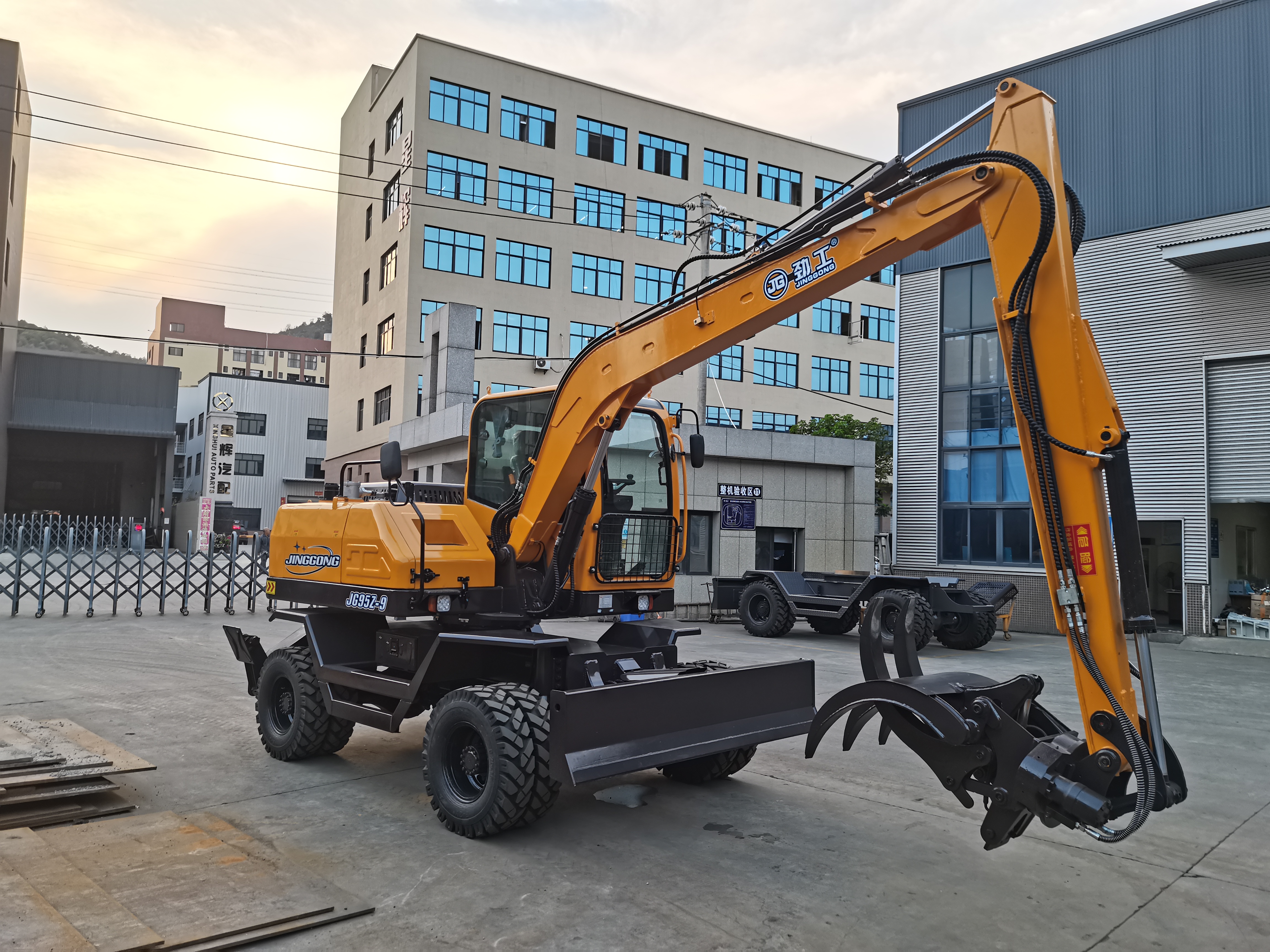JG95Z-9 forestry excavator, equipped with a 360° rotatable bucket