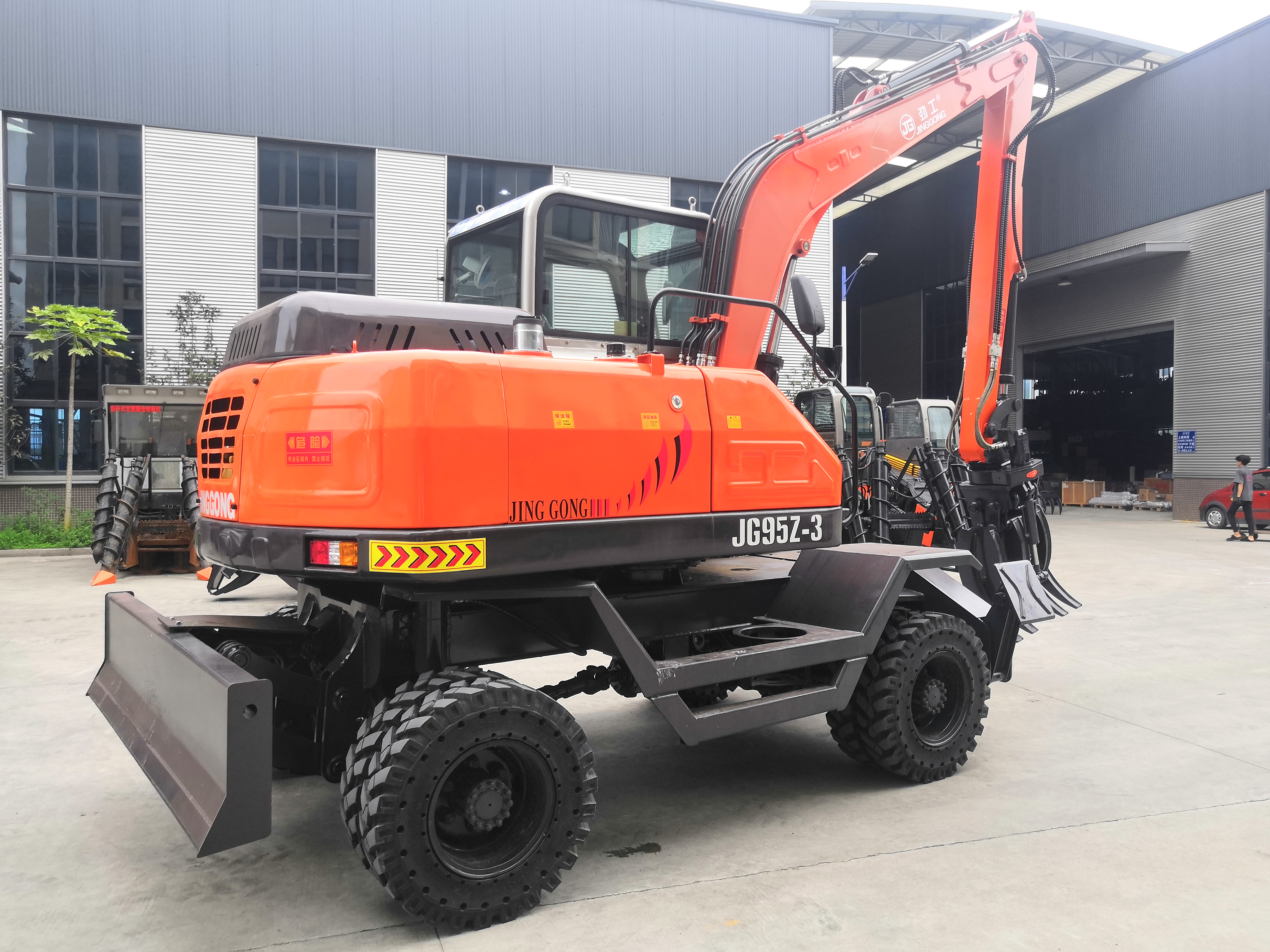 JG95Z wood loader is a wheeled excavator suitable for efficient wood transportation.