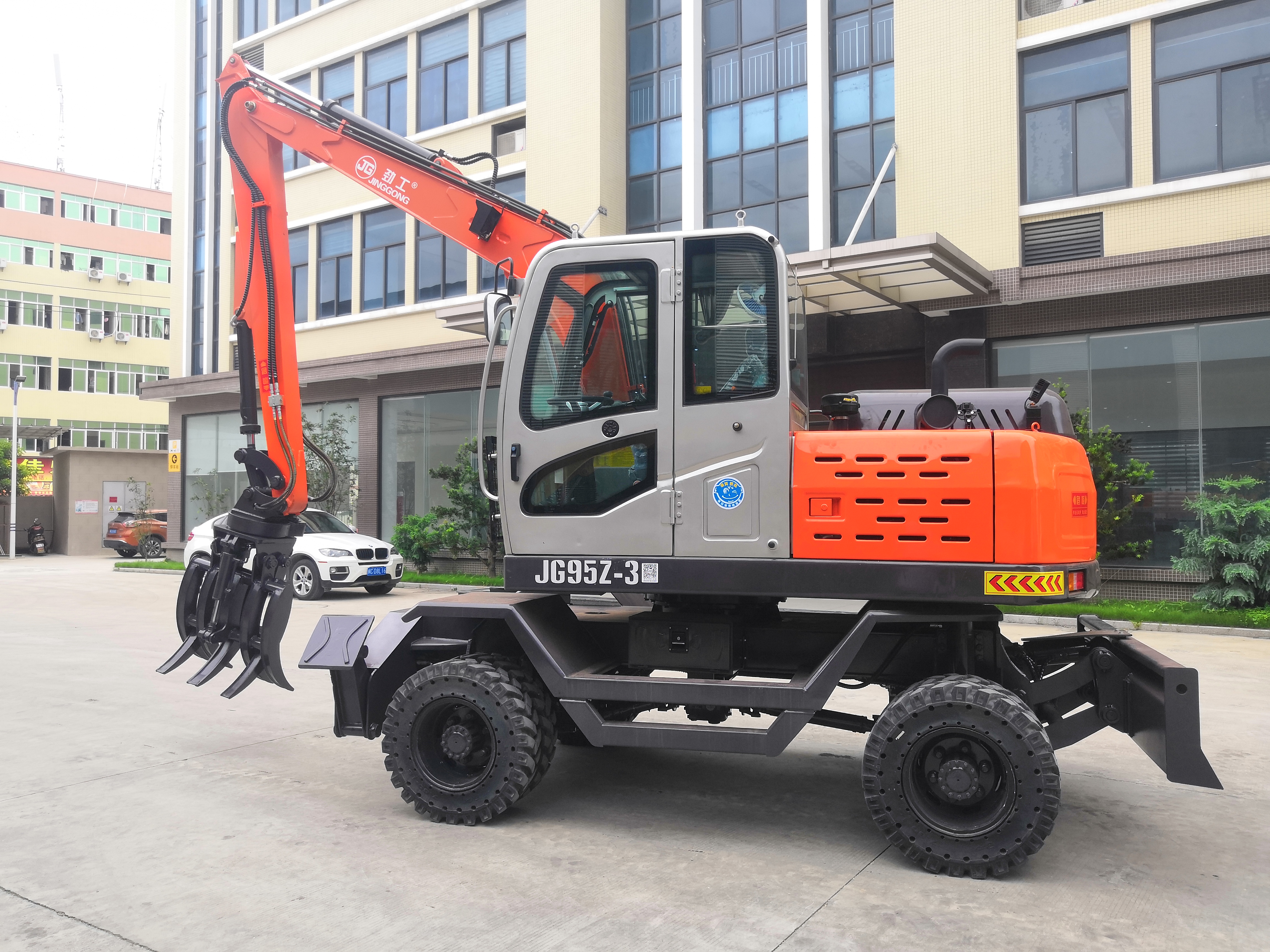 JG95Z wood loader is a wheeled excavator suitable for efficient wood transportation.