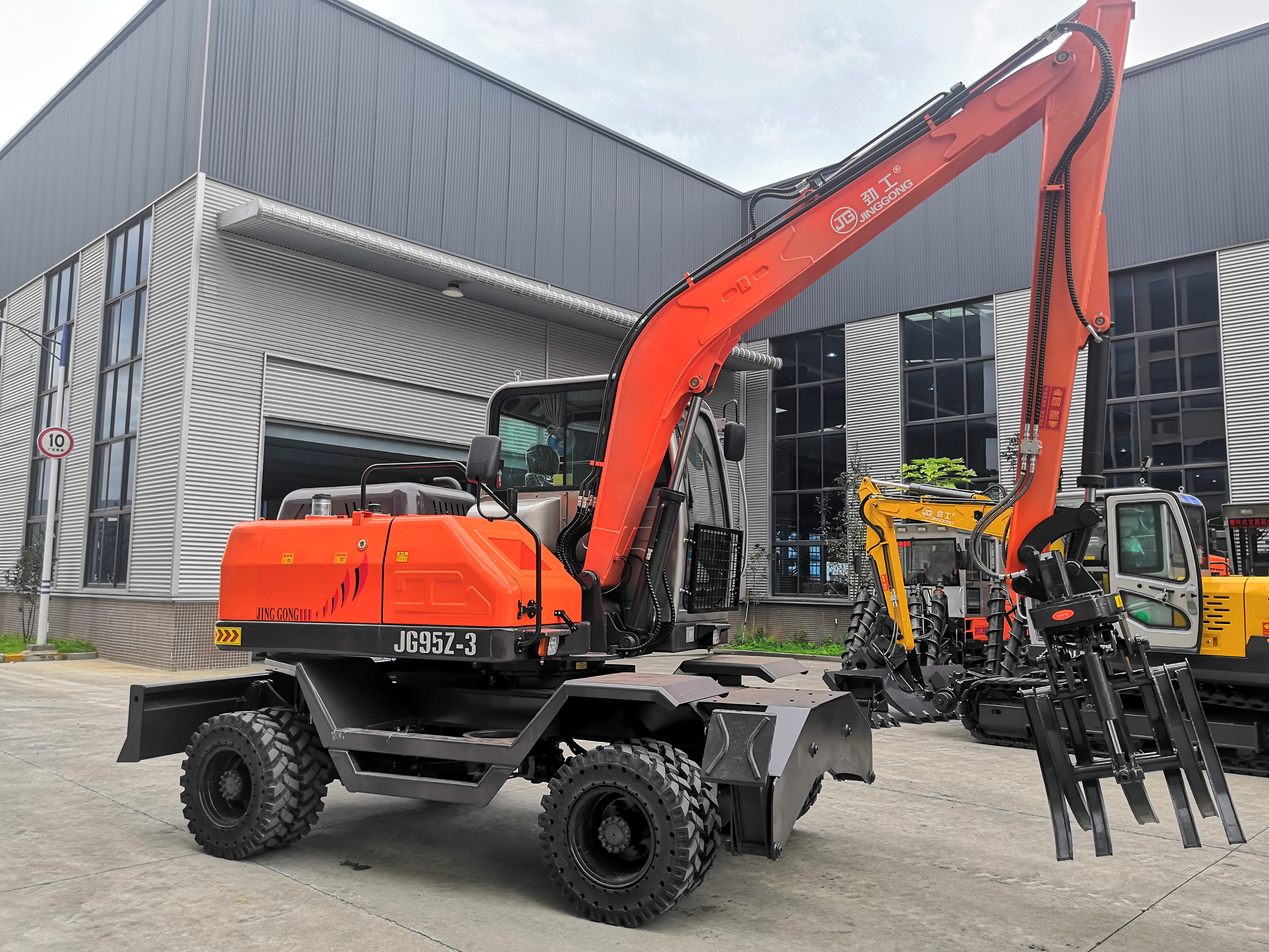 JG95Z wood loader is a wheeled excavator suitable for efficient wood transportation.
