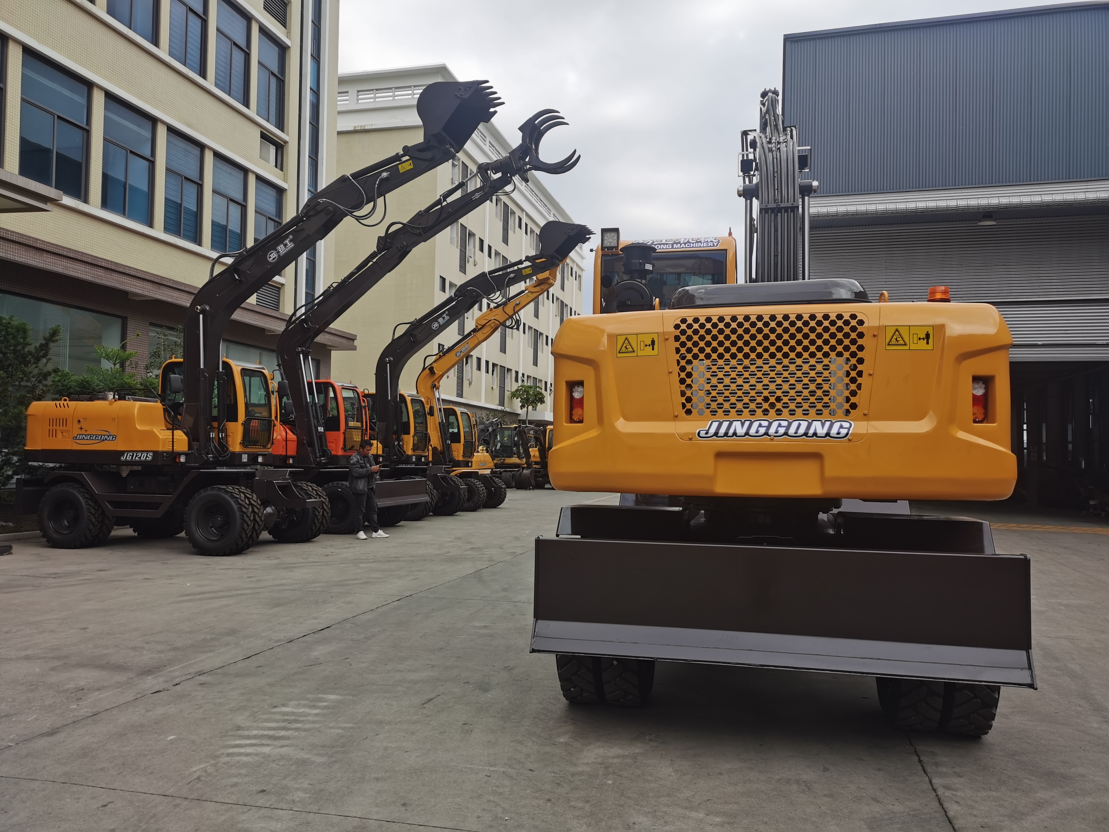 JG150L tracked cotton harvester with straight boom arm structure