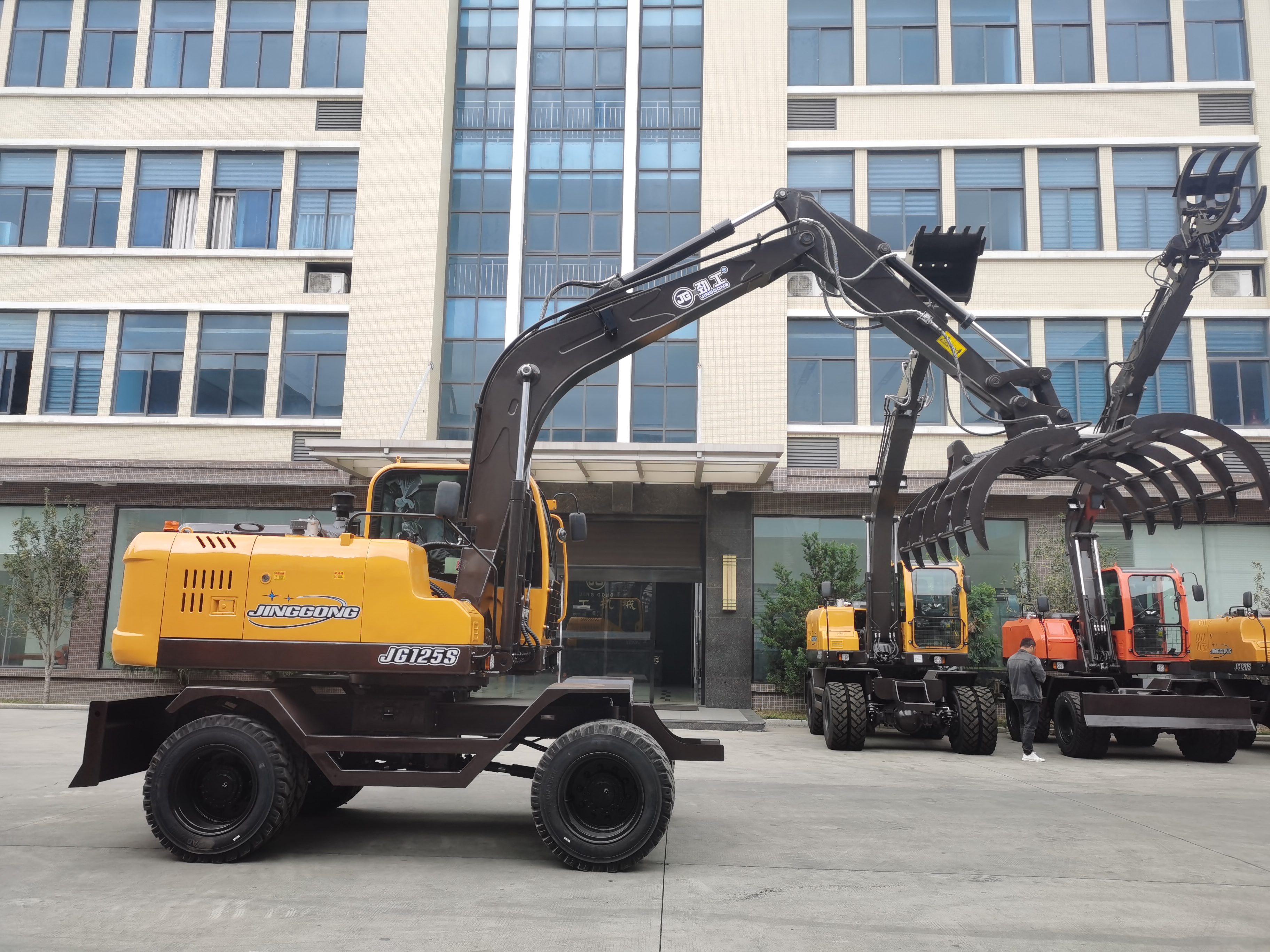 JG150L tracked cotton harvester with straight boom arm structure
