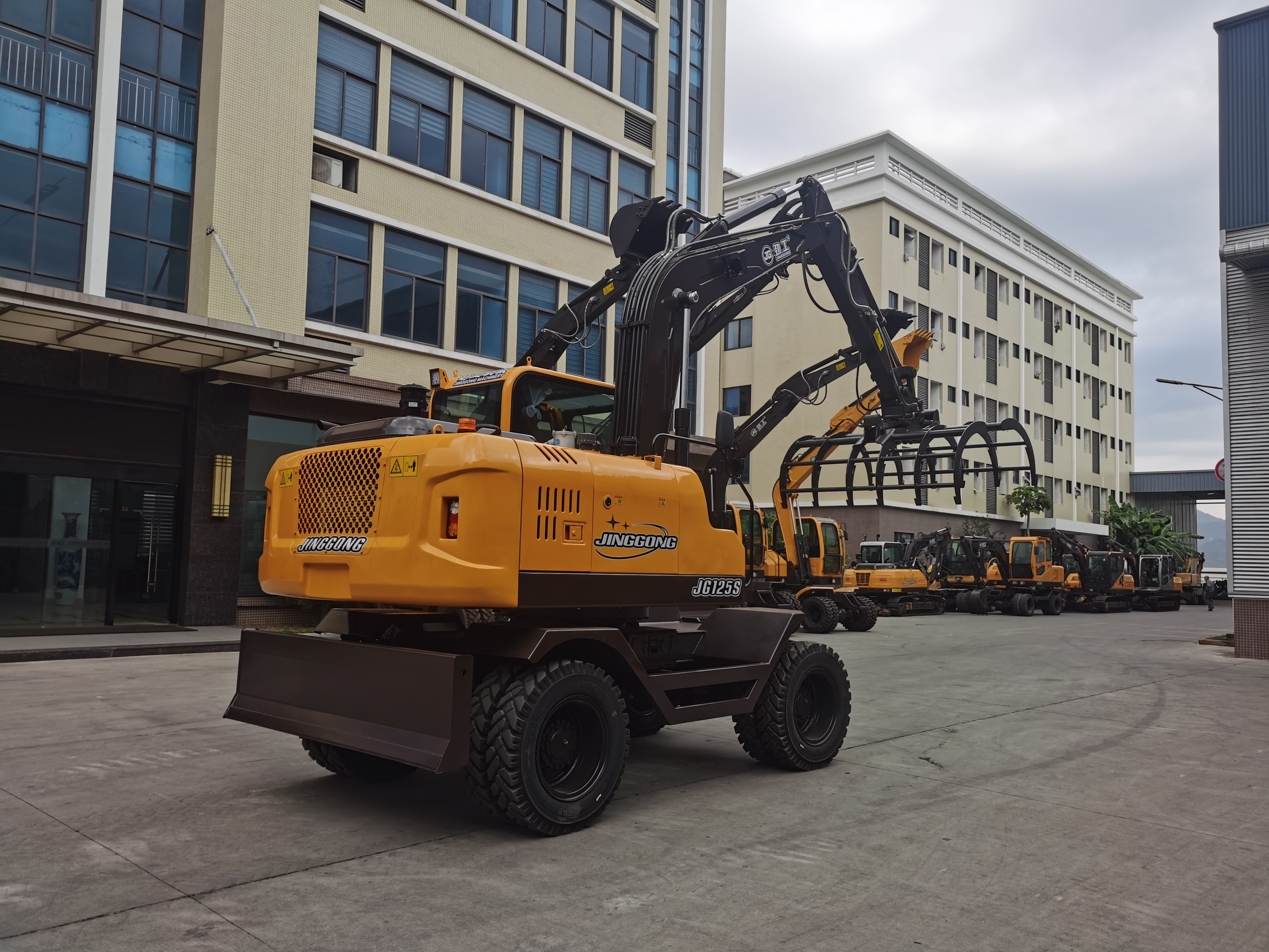 JG150L tracked cotton harvester with straight boom arm structure