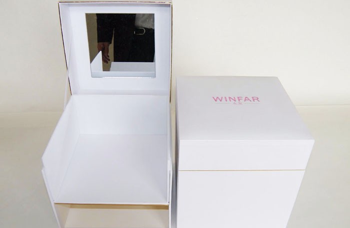 Cosmetic box with mirror