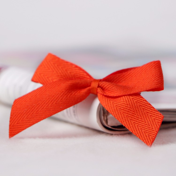 弓装飾のための既製の赤い色のリボンの弓ギフト用包装紙のリボン
