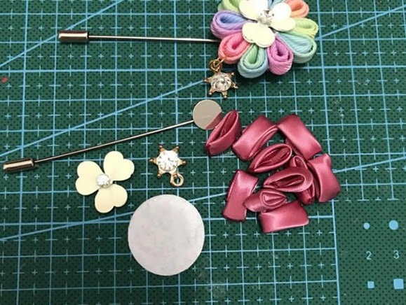 ribbon brooch