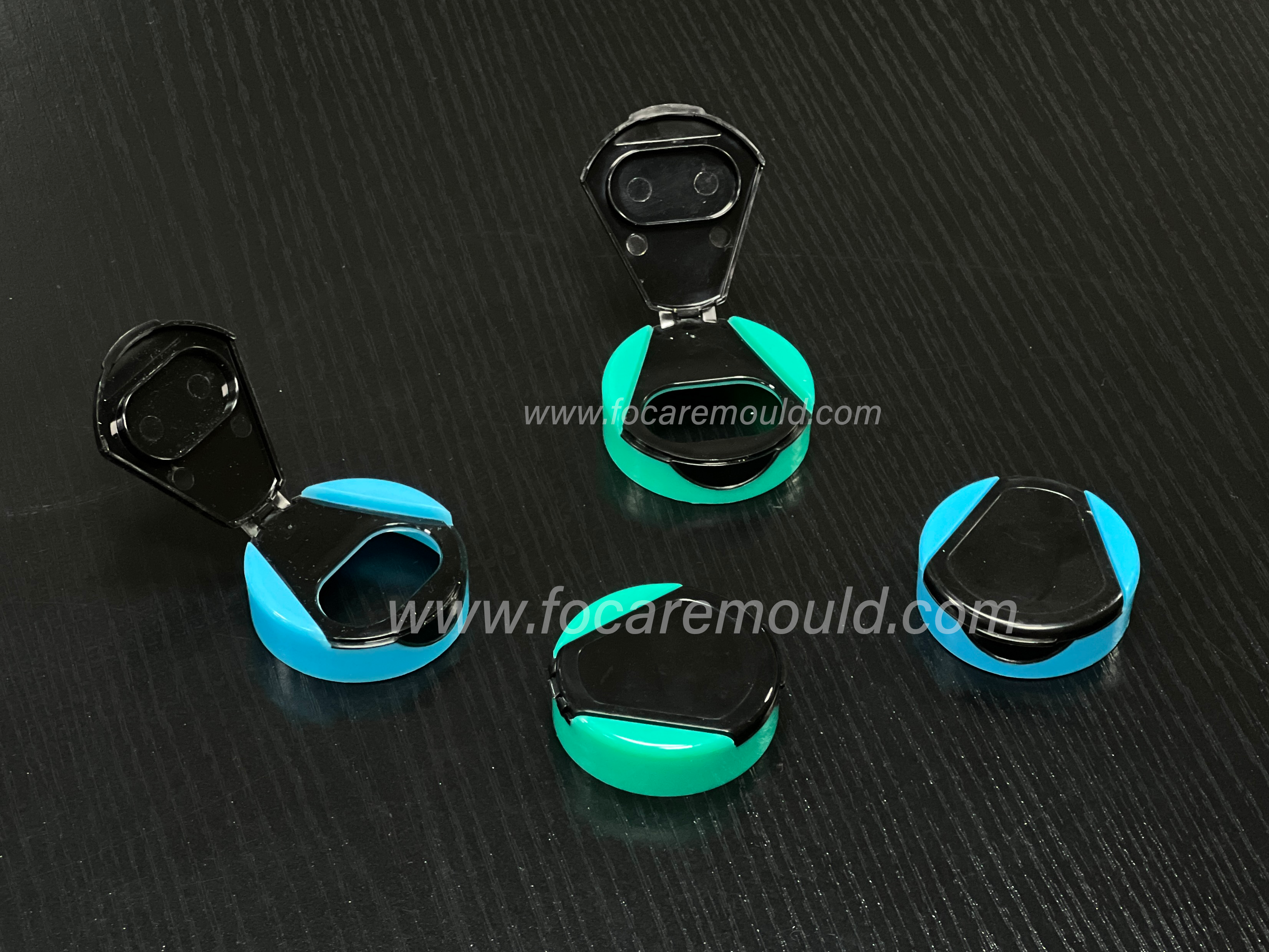 Two-color flip top cap mold with in-mold auto-closing