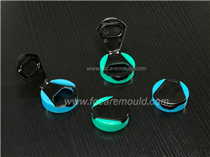 Two-color flip top cap mold with in-mold auto-closing