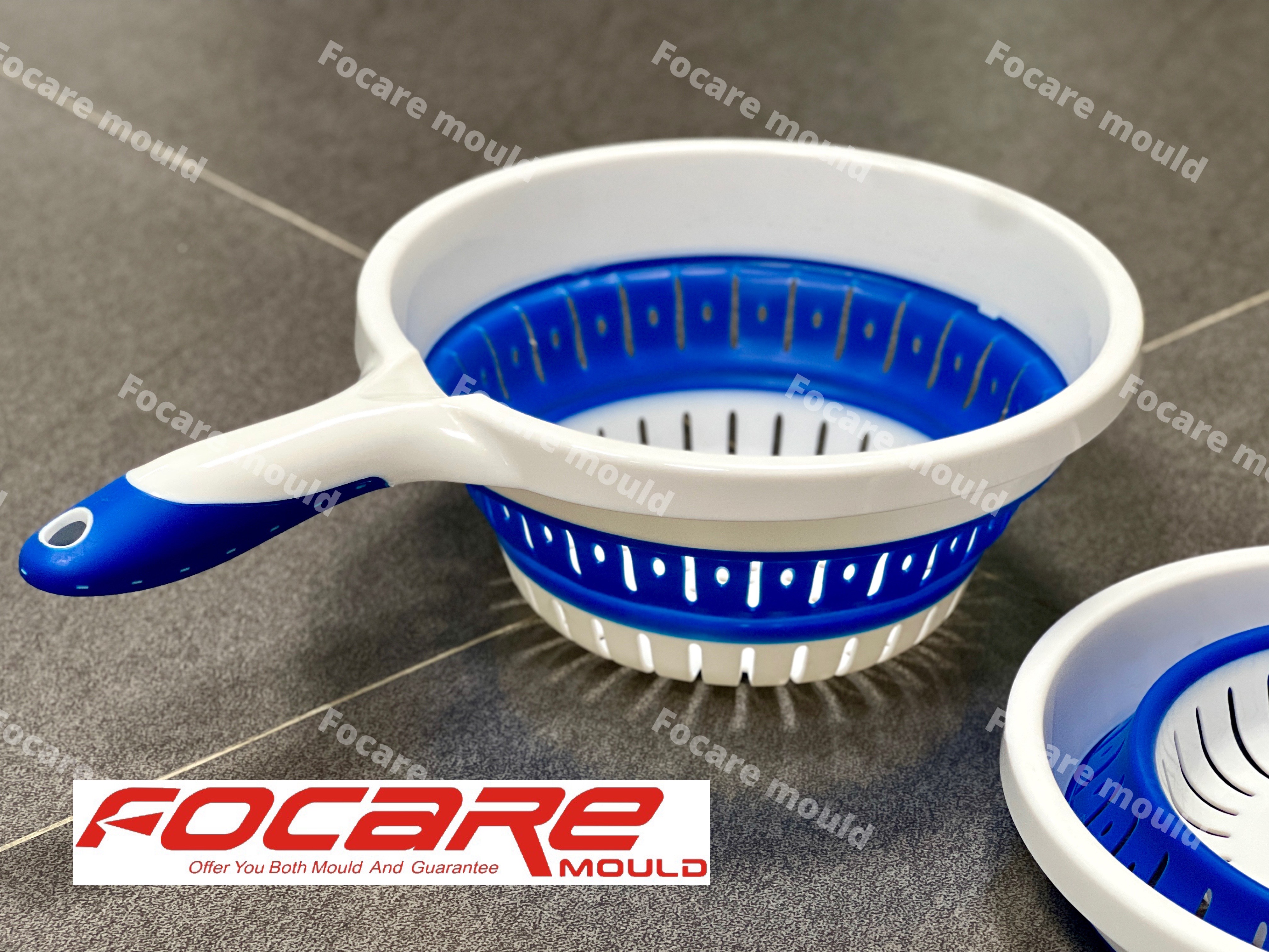 Two-color collapsible strainer with handle mold