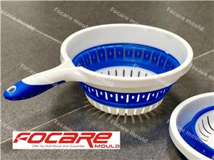 Two-color collapsible strainer with handle mold