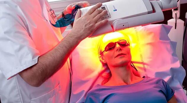 A aplicação da terapia de luz LED no tratamento da dermatite facial