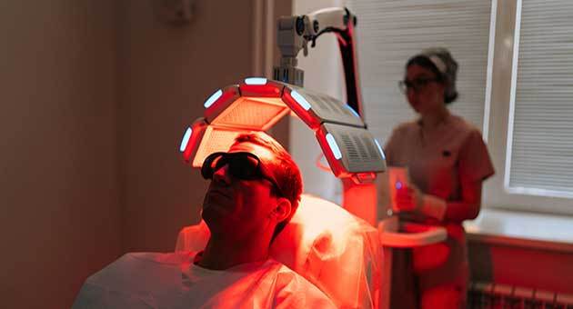Klinische beoordeling van laagvermogenlasertherapie (LLLT) voor haargroei: bewijs, trends en inzichten voor 2025