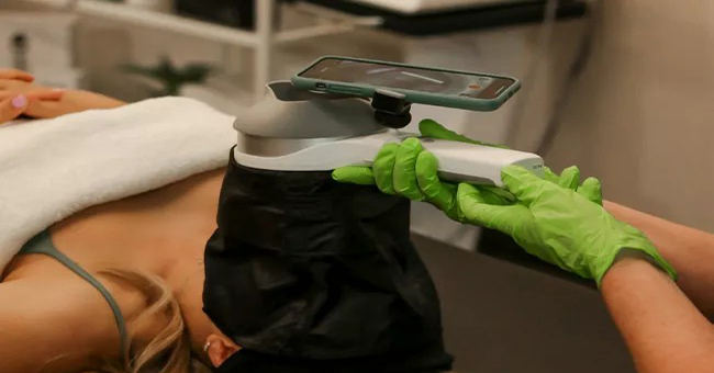 Как лампа Вуда вписывается в повседневный рабочий процесс дерматолога: практическое руководство для клиник