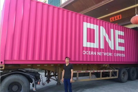 Bir 40 ayak pembe konteyner doldurma bitti