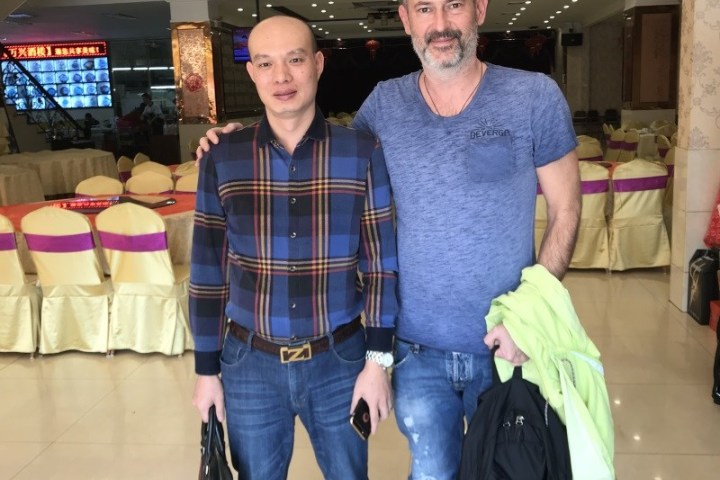 Nehmen Sie unseren Kunden durch die Fabrik