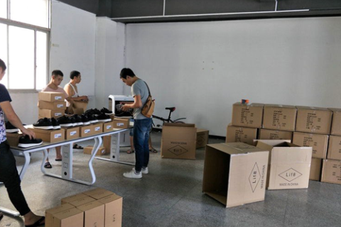 Schuhkontrolle durch clinet QC