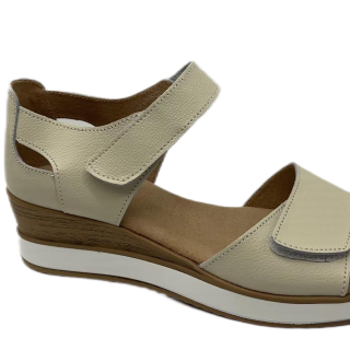 Wholesale of soft leather women's sandals fashionable for wear summer new thick sole women sandals