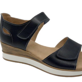 Wholesale of soft leather women's sandals fashionable for wear summer new thick sole women sandals