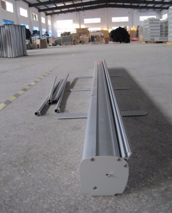 거대한 개폐식 배너 스탠드