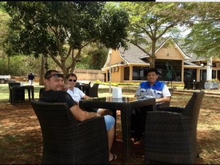 Inginer veniți la instalarea mașinii de alimentare cu pește plutitoare de 1 ton în Uganda