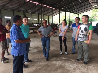 Inginer veniți să instalați mașină de hrana pentru animale de 1 tonă pe oră în Timorul de Est