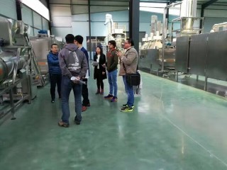 Client de la Ecuador Vino la Verificați 1-1.2 tone pe oră Creveți pește Linia mașinii de alimentare