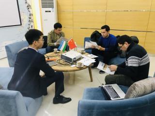 Customer from Uzbekistan checking our floating fish feed machine