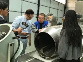 Малазийские клиенты посетили нас для 120-150kg / ч слоеного кукуруза снэк пищи линии машины