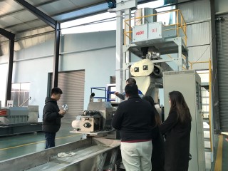 Des clients pakistanais pour une chaîne de fabrication de nourriture pour chats de 1000kg / h pour chien de compagnie au 28 novembre