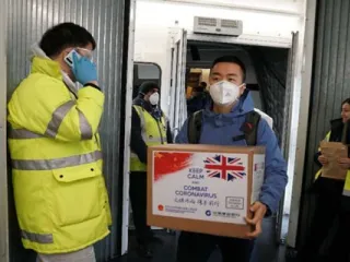 equipe e equipamentos chineses chegam no Reino Unido para apoiar a luta vírus, lutar contra o coronavírus juntos.