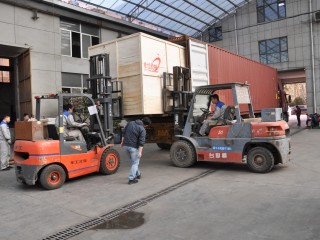 Chargement de la ligne de machines à grignoter 100-150kg / h soufflé vers l'Algérie