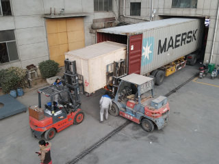 Chargement d'une ligne de machines à grignoter soufflé au Malawi