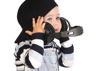 Gucheng Disabled Link Provides Free Hearing Aids For 64 Hearing Deaf People.