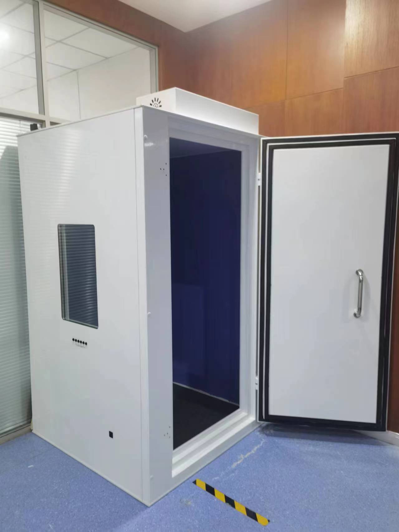 Single door hearing test sound booth
