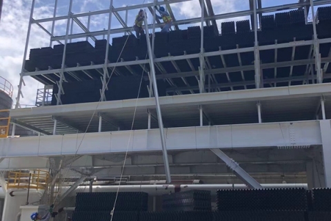 TJラティーノ から新しい 繊維強化プラスチック 冷却塔が設置中