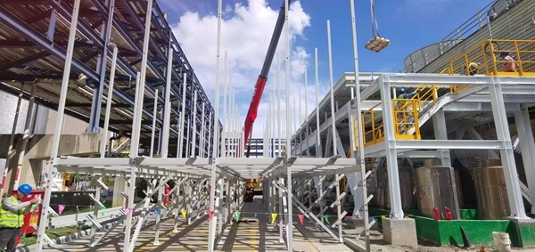 Tháp giải nhiệt FRP đang được lắp đặt